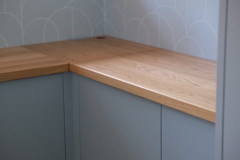Detaljbild av sittbänk i hall
